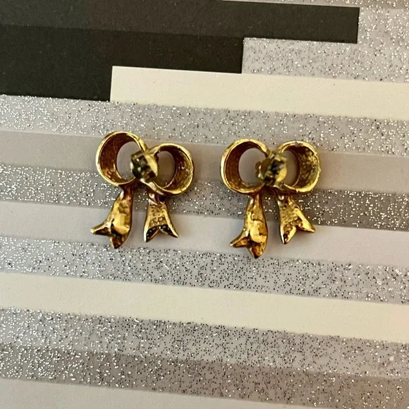 Vintage earrings c.1980s 🖤 - Picture 2 of 4